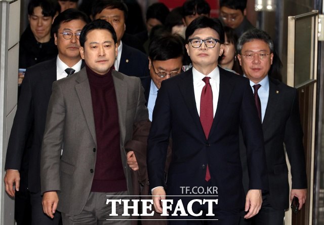 한동훈 당시 국민의힘 대표(오른쪽)와 장동혁 최고위원이 2024년 12월 12일 서울 여의도 국회에서 열린 비공개 최고위원회의에 참석하고 있다. /뉴시스