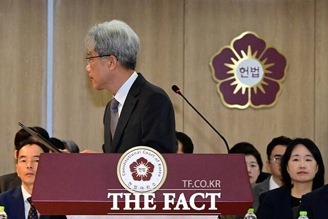 인사말 마친 후 자리로 돌아가는 김 소장.