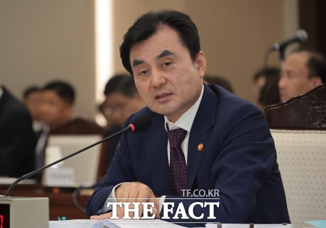 안규백 국방부 장관이 13일 서울 용산구 국방부 청사에서 열린 국회 국방위원회 국정감사에서 질의에 답하고 있다. /국회사진기자단