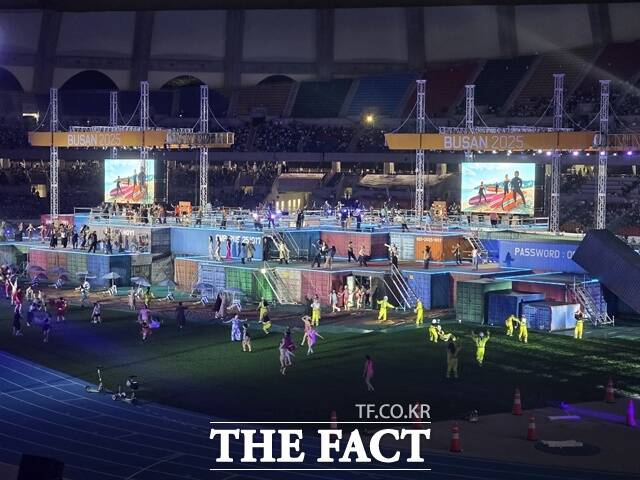 17일 오후 부산 아시아드주경장에서 열린 제106회 전국체육대회 개회식에서 부산을 테마로 한 옴니버스 뮤지컬 공연이 펼쳐지고 있다. /박호경 기자