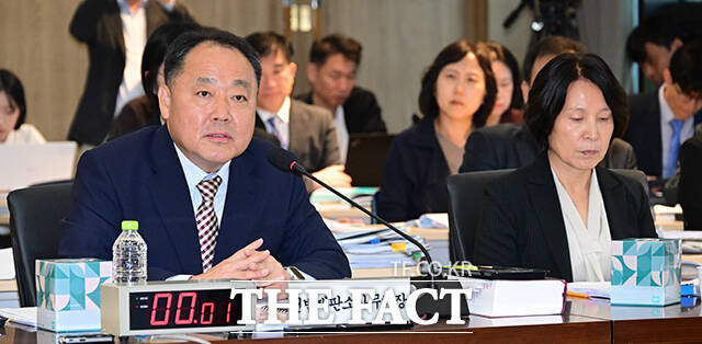 질의 답변하는 손인혁 헌법재판소 사무처장. 오른쪽은 지성수 헌법재판연구원장.