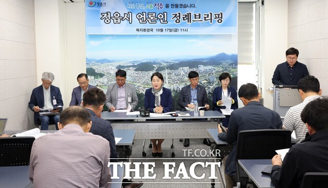 정읍시는 17일 김행숙 복지환경국장 주재로 언론인 정례브리핑을 열고, 시민 중심의 생활 체감형 사업들을 소개하며 시민 중심 으뜸 정읍을 향한 구체적인 청사진을 제시했다. /정읍시