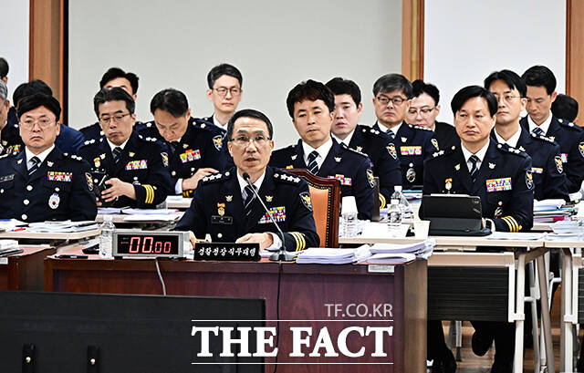 질의에 답변하는 유재성 경찰청장 직무대행.