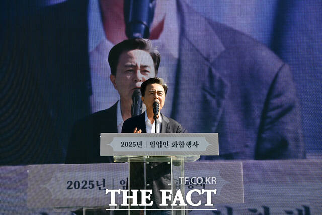 김태흠 충남도지사가 17일 아산 궁평저수지 일원에서 열린 2025년 임업인 화합행사에 참석해 인사말을 하고 있다. /충남도