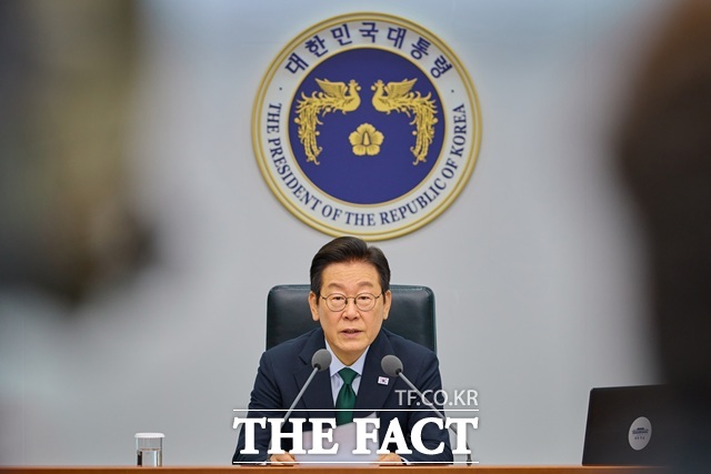 이재명 대통령은 17일 캄보디아 사태와 관련해 캄보디아뿐 아니라 동남아시아 전체를 대상으로 불법 구인광고를 긴급히 삭제하라고 지시했다. 이 대통령이 13일 오후 용산 대통령실에서 주재한 제13차 수석보좌관회의에서 발언하고 있다. /대통령실