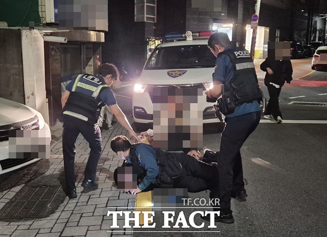 현장에서 검거된 차량털이범 /부산 남부경찰서