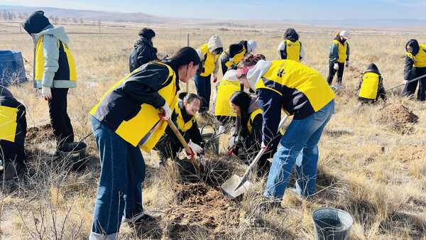 오비맥주가 국제 환경단체 푸른아시아와 함께 몽골 에르덴 지역에 위치한 카스 희망의 숲에서 나무심기 활동을 전개했다. /오비맥주