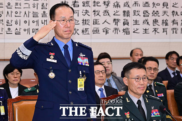 경례하는 손석락 공군참모총장.