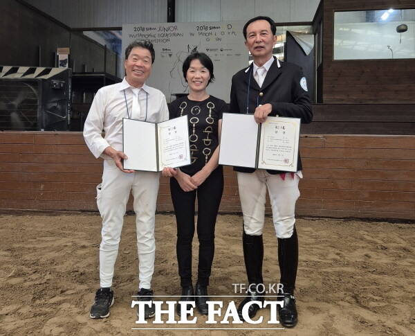 세종시 이종하 선수(오른쪽 첫 번째)가 한 대회 시상식에서 포즈를 취하고 있다. / 세종시