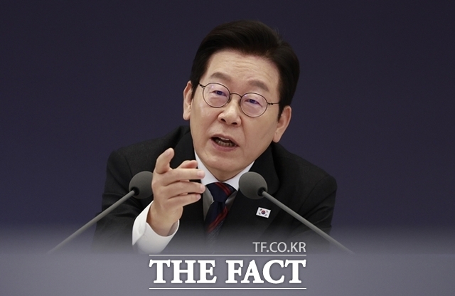 이재명 정부가 공공주택 공급의 판을 새로 짜기로 했다. 사진은 이재명 대통령이 지난 16일 서울 용산 대통령실 청사에서 열린 제2차 핵심규제 합리화 전략회의에서 발언하고 있다. /뉴시스