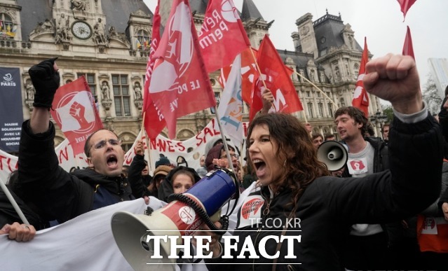 마크롱 대통령과 르코르뉘 총리는 연금 개혁 중단을 표명해 위기를 넘겼지만, 이로 인해 2026년 4억 유로(약 6630억원), 2027년 18억 유로(약 2조9860억원)의 비용이 추가로 소요될 예정이다. 사진은 지난 2023년 4월 14일(현지시간) 프랑스 파리 시청사 앞에서 연금 개혁 반대 시위대가 시위를 하는 장면. /AP.뉴시스
