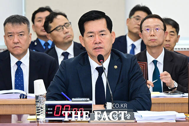 석종건 방위사업청장이 17일 오후 서울 여의도 국회에서 열린 국방위원회의 방위사업청 등에 대한 국정감사에 출석해 질의 답변을 하고 있다. /국회=남윤호 기자