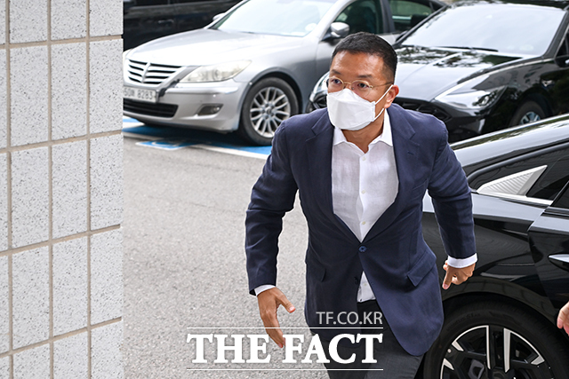 LG가 맏사위인 윤관 블루런벤처스(BRV) 대표가 국세청의 종합소득세 추징에 불복해 제기한 소송에서 가족과 함께 국내에서 생활했지만 생계를 같이하지 않았다며 한국 거주자로 볼 수 없다고 주장했다. 윤 대표가 지난달 9일 오후 서울 양천구 서울남부지법에서 열린 주식 부정 거래 혐의 3차 공판에 출석하고 있다. /장윤석 기자