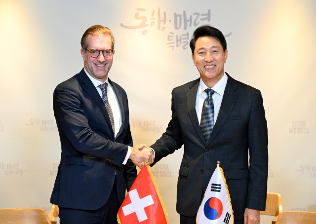 오세훈 서울시장(오른쪽)이 17일 콘라딘 크라머 스위스 바젤슈타트 주지사와 건축문화 분야 상호 협력을 위한 업무협약식에서 기념사진을 촬영하고 있다. /서울시