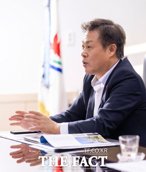 이학수 정읍시장은 시민 모두의 행복을 완성하는 포용적 복지 시스템 구축과 다음 세대를 위한 지속가능한 친환경 도시 조성을 양대 축으로 시민의 삶을 바꾸는 혁신적인 정책을 펼치고 있다. /정읍시