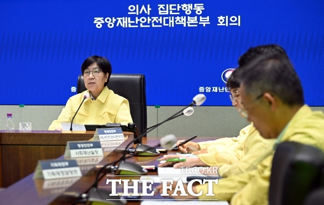 정부는 보건의료 심각 단계를 20일 해제하고 의정갈등 불편에 대해 사과한다고 17일 밝혔다. 사진은 지난 1일 정은경 중앙재난안전대책본부 제1차장(보건복지부 장관)이 서울 종로구 정부서울청사에서 의사 집단행동 중앙재난안전대책본부 회의를 주재하고 있는 모습. /임영무 기자