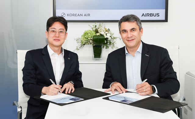 대한항공은 16일(현지시간) 런던에서 열린 2025 MRO Europe에서 에어버스의 데이터 기반 첨단 예지정비 설루션 스카이와이즈 플리트 퍼포먼스 플러스(S.FP+) 도입을 위한 계약을 체결했다. 사진은 오종훈 대한항공 예지정비팀장(왼쪽)과 파브리스 비욤(Fabrice Villaume) 에어버스 디지털 서비스 성장·혁신 책임자가 계약 체결 후 기념촬영을 하고 있는 모습. /대한항공