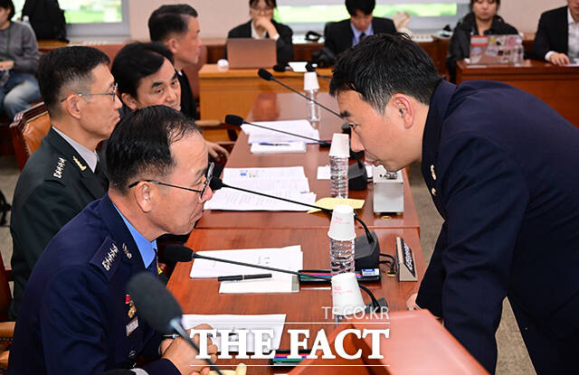 김용민 더불어민주당 의원(오른쪽)과 손석락 공군참모총장이 국정감사를 앞두고 이야기 하고 있다.