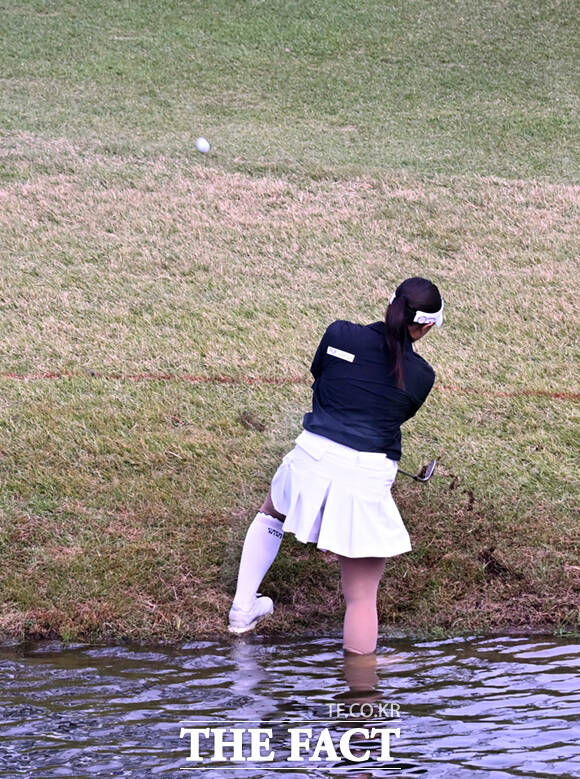 강채연이 17일 경기 양주 레이크우드CC에서 열린 KLPGA(한국여자프로골프)투어 상상인·한경 와우넷 오픈 2025 2라운드 경기에 참가해 18번홀에서 해저드 인근에 안착한 볼을 쳐내고 있다. /양주=이새롬 기자