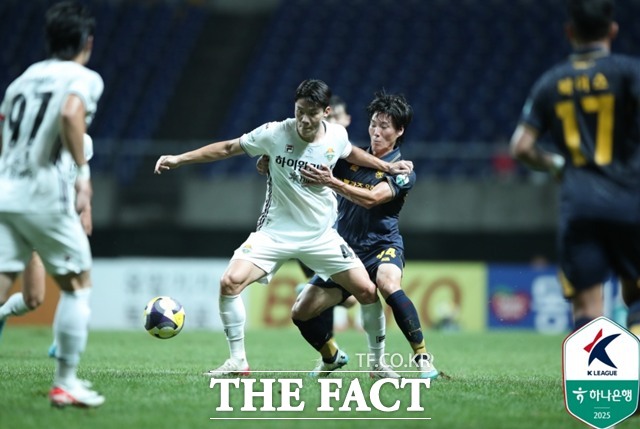 승점 1점 차 순위 경쟁을 펼치고 있는 6위 강원과 7위 광주는 18일 펼쳐지는 하나은행 K리그1 2025 정규라운드 최종 33라운드 경기 결과에 따라 파이널 A,B조 편성표를 받게 된다./K리그