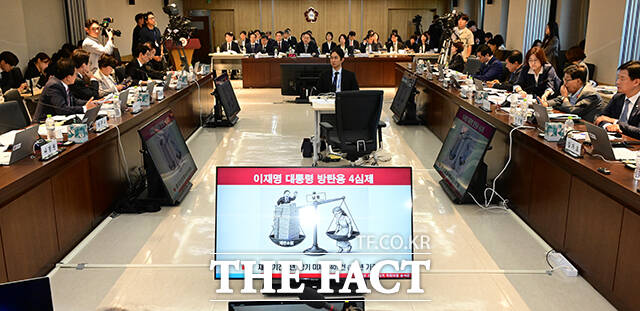 국민의힘 정당 해산과 이재명 대통령 방탄용 4심제로 질의하는 더불어민주당과 국민의힘.