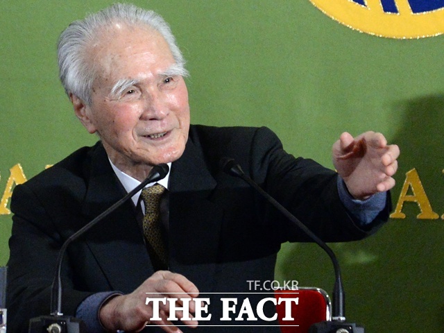 지난 1995년 무라야마 담화를 통해 일본의 과거 식민 지배를 사과한 무라야마 도미이치 전 총리가 17일 101세를 일기로 별세했다. 사진은 지난 2014년 무라야마 전 총리의 모습. /신화.뉴시스