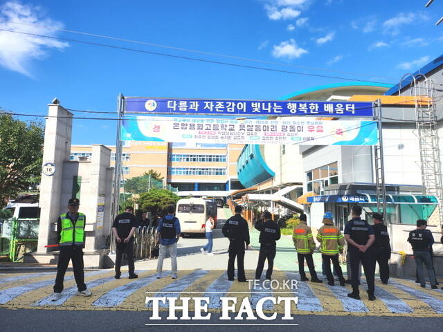 폭탄 설치 허위 신고로 경찰과 소방이 출동한 아산 온양용화고 모습 /정효기 기자