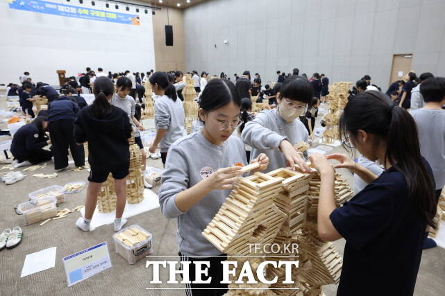 세종시교육청이 16일 정부세종컨벤션센터에서 제12회 수학구조물 대회를 연 가운데 참가자들이 구조물을 만들고 있다. /세종시교육청