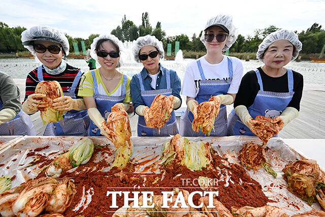 제18회 마포나루 새우젓축제가 17일 오후 서울 마포구 월드컵공원 평화광장 일대에서 열린 가운데 박강수 마포구청장(가운데)이 외국인들과 함께 김치 담그기 체험을 하고 있다. /서예원 기자