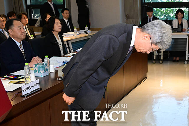 김상환 헌재소장이 국정감사에 참석해 인사하고 있다.