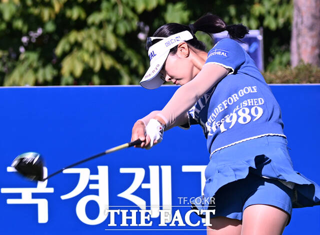 이예원이 17일 경기 양주 레이크우드CC에서 열린 KLPGA(한국여자프로골프)투어 상상인·한경 와우넷 오픈 2025 2라운드 경기에 참가해 10번홀에서 티샷을 하고 있다. /양주=이새롬 기자