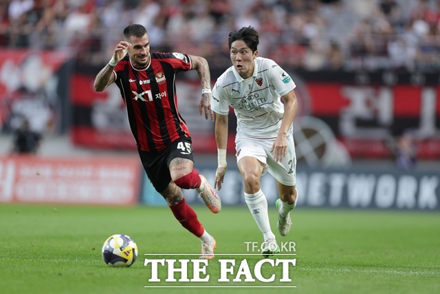 시즌 세 번째 김기동 더비를 펼치는 서울과 포항의 올 시즌 경기 장면./K리그