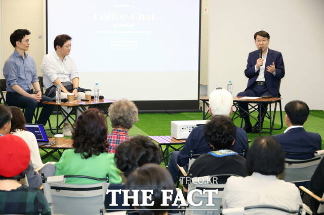 17일 전주시 완산구 웨딩거리 일대에서 우범기 전주시장(오른쪽)이 웨딩거리 골목 상인들과 글로컬 상권 청년 상인들, 상권 정책 전문가들과 함께 소상공인 정책과 상권 공동화 문제 해결 등 상권 활성화에 대해 소통하고 있다. /전주시