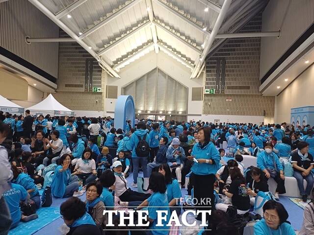 17일 오후 임영웅 콘서트 IM HERO TOUR 2025가 열리는 인천 송도컨벤시아 전시장 주변은 그야말로 발디딜 틈없을 만큼 하늘색 물결로 뒤덮였다. 관객들의 표정에서부터 축제 분위기였다. /강일홍 기자