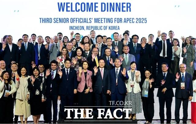 유정복 인천시장이 13일 중구 인스파이어리조트에서 열린 APEC 제3차 고위관리회의 만찬에서 기념촬영을 하고 있다. /인천시