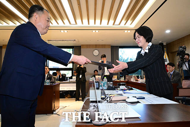 추미애 법사위원장(오른쪽)에게 손인혁 헌법재판소 사무처장이 선서문을 제출하고 있다.