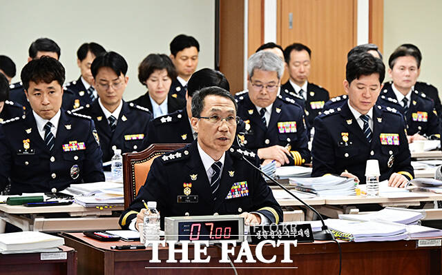 질의에 답변하는 유재성 경찰청장 직무대행.