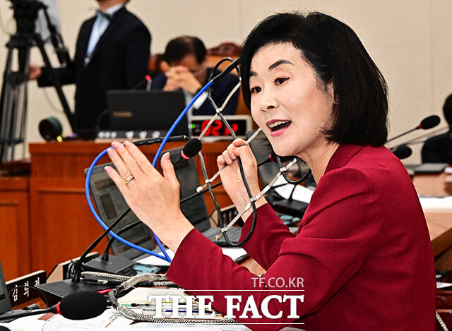 김희정 국민의힘 의원이 16일 오후 서울 여의도 국회 국토교통위원회에서 열린 한국도로공사 등에 대한 국정감사에 참석해 고속도로 동파 방지 열선 불량 문제에 대한 질의를 하고 있다. /국회=배정한 기자