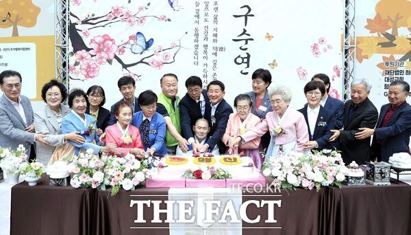 대전 서구 월평2동 행정복지센터가 16일 주민 간 소통과 화합을 위해 구순잔치·길놀이 등 다채로운 프로그램으로 월평2동 온마을축제를 성황리에 개최했다. /대전 서구