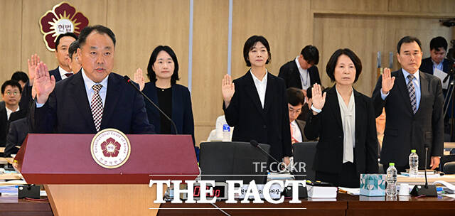 손인혁 헌법재판소 사무처장 등 기관 증인이 선서를 하고 있다.