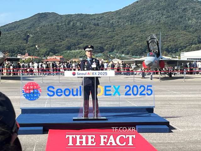 손석락 공군참모총장이 17일 오전 경기 성남 서울공항에서 열린 ADEX 2025 개막식에서 개회사를 하고 있다. /최의종 기자