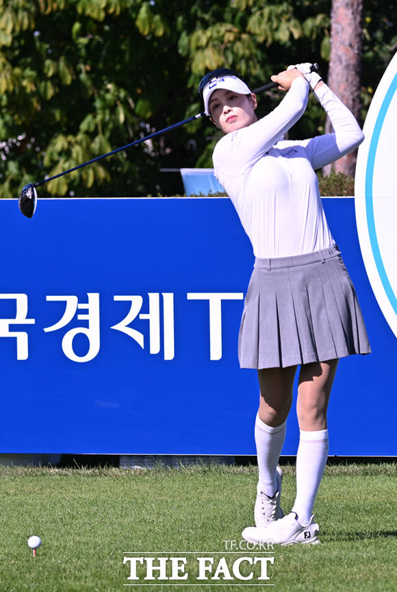 박결이 17일 경기 양주 레이크우드CC에서 열린 KLPGA(한국여자프로골프)투어 상상인·한경 와우넷 오픈 2025 2라운드 경기에 참가해 10번홀 티샷을 준비하고 있다. /양주=이새롬 기자