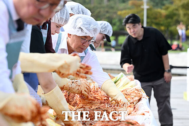 제18회 마포나루 새우젓축제가 17일 오후 서울 마포구 월드컵공원 평화광장 일대에서 열린 가운데 박강수 마포구청장(가운데)이 외국인들과 함께 김치 담그기 체험을 하고 있다. /서예원 기자