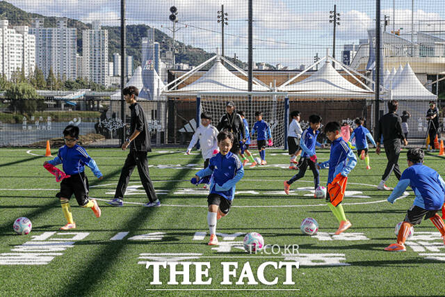 아디다스코리아(대표 마커스 모렌트)가 서울시와 서울아 운동하자 사회공헌사업의 일환으로 서울 동대문구 휘경2수변원 풋살장을 새롭게 개보수했다고 17일 밝혔다. /아디다스