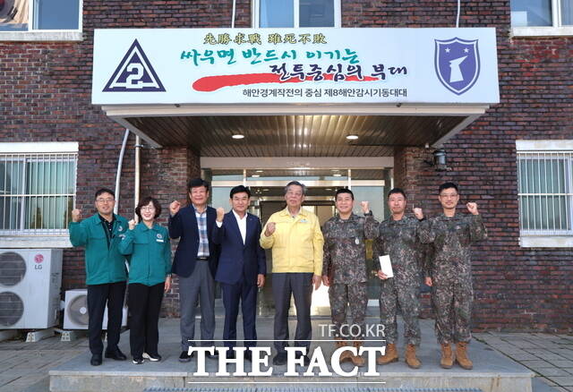 가세로 태안군수와 군 통합방위협의회 관계자들이 16일 추석연휴 기간 태안 해안으로 밀입국을 시도한 중국인 8명을 검거한 8해안감시기동대대를 방문해 부대원들을 격려하고 기념촬영을 하고 있다. /태안군.