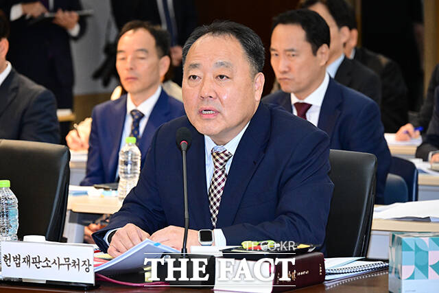 질의 답변하는 손인혁 헌법재판소 사무처장.