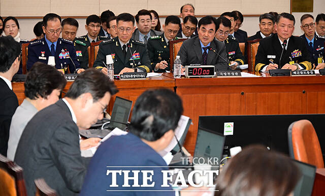 국정감사 받는 안규백 장관과 3군 참모총장.