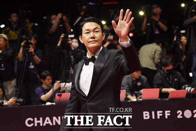 배우 박성웅이 2024년 10월 2일 오후 부산 해운대구 영화의전당에서 열린 제29회 부산국제영화제 개막식에 참석해 레드카펫을 밟고 있다. /부산=장윤석 기자