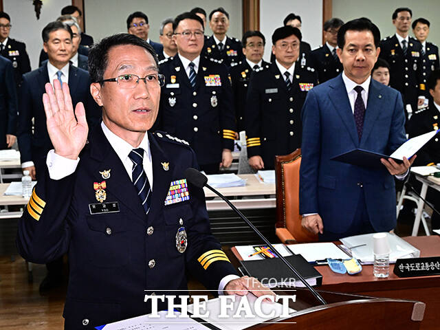 증인선서하는 유재성 경찰청장 직무대행.