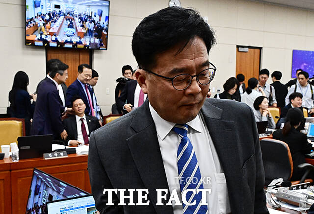 김우영 더불어민주당 의원이 16일 오전 서울 여의도 국회 과학기술정보방송통신위원회에서 열린 원자력안전위원회 등에 대한 국정감사에 참석해 신상발언을 하던 중 박정훈 국민의힘 의원과 설전을 벌인 뒤 회의장을 나서고 있다. /배정한 기자